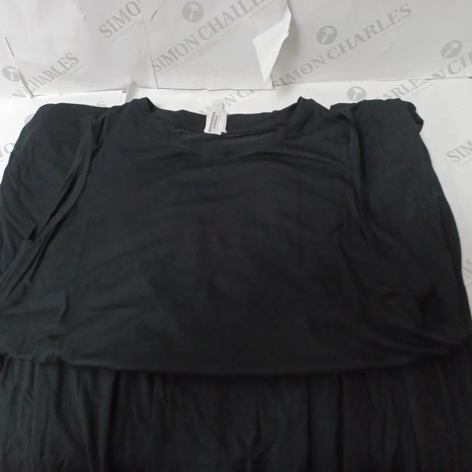 APPROXIMATELY 10 CLOTHING INCLUDING: MAXI DRESSES WITH DIFFERENT COLOURS AND SIZES BY WAYNE LAYERS 