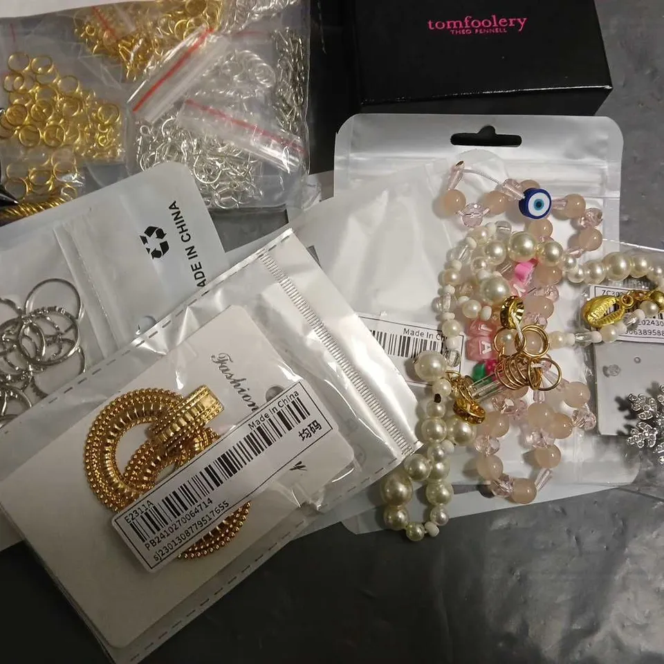 LOT OF ASSORTED JEWELLERY AND WATCH ITEMS 