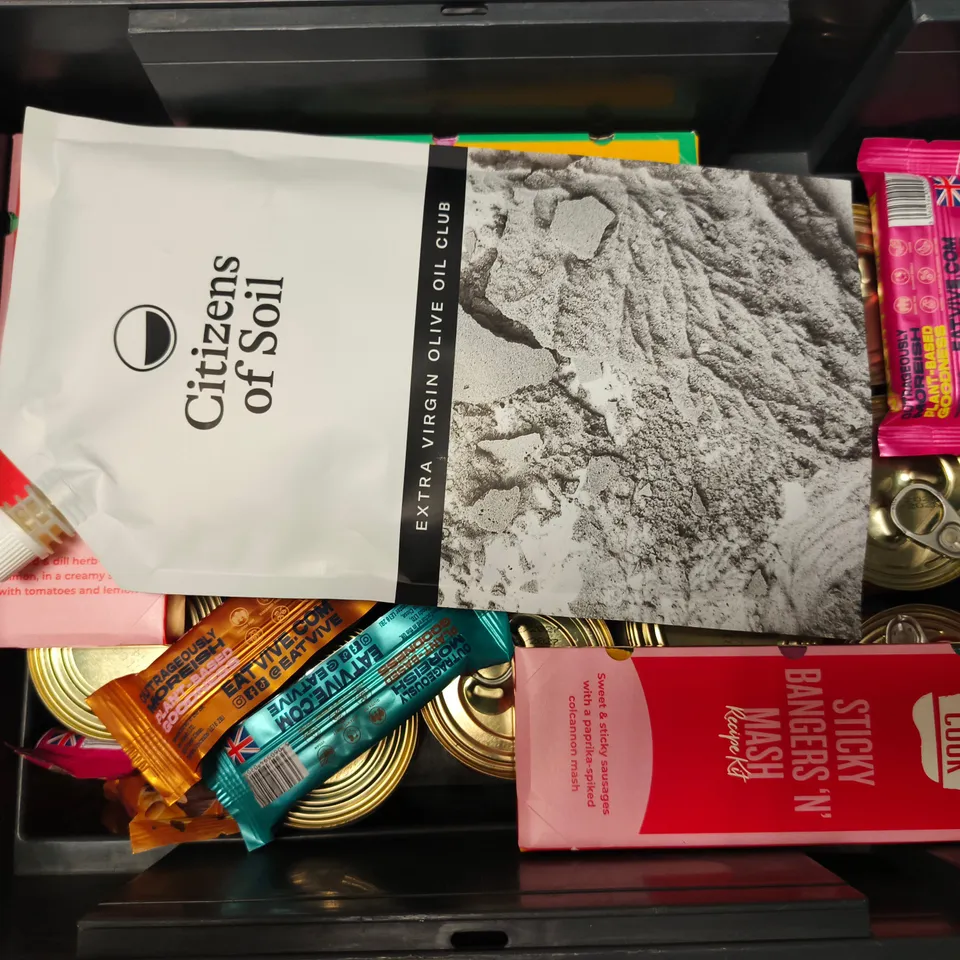 APPROXIMATELY 12 ASSORTED FOOD & DRINK ITEMS TO INCLUDE CITIZENS OF SOIL VIRGIN OIL, CHICKPEAS, RECIPE KITS, ETC - COLLECTION ONLY
