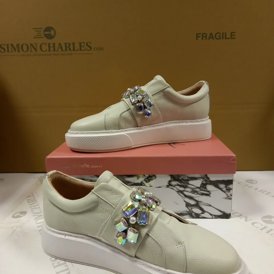 MODA IN PELLE ABLINA SPARKLE OFF WHITE TRAINER SIZE 6