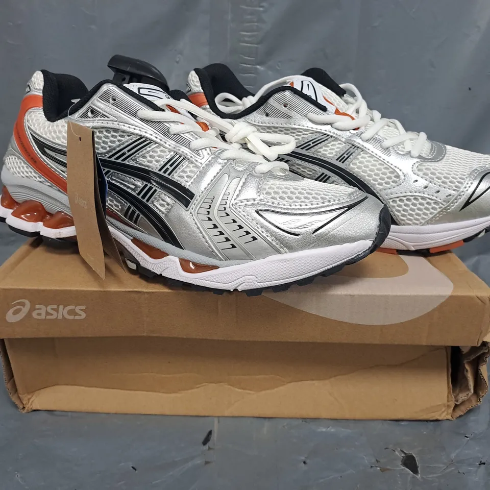 BOXED PAIR OF ASICS TRAINERS IN WHITE/SILVER/ORANGE SIZE EU 44