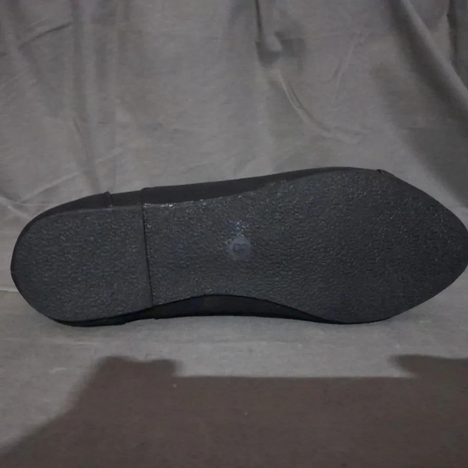 APPROXIMATELY 10 PAIRS OF LACE UP FLAT ANKLE SHOES TO INCLUDE SIZE 8 