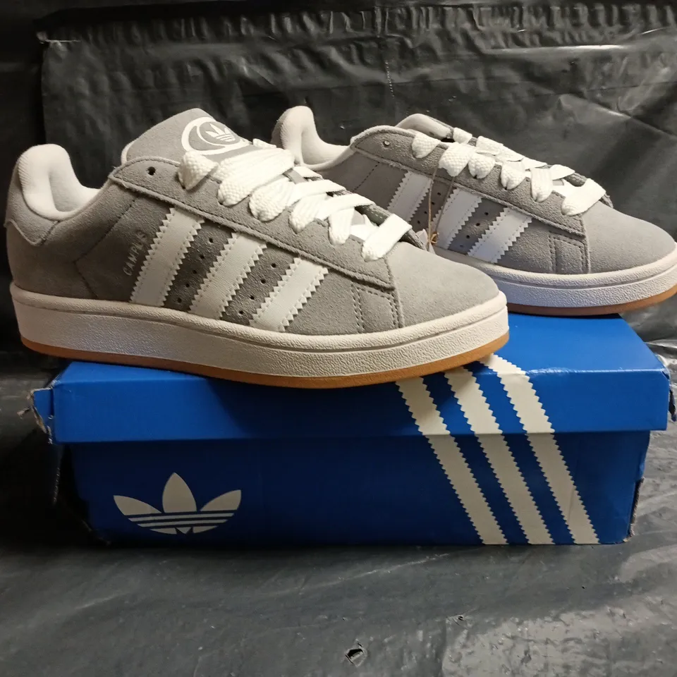 BOXED PAIR OF ADIDAS CAMPUS 00S J TRAINERS IN GREY/WHITE SIZE UK 4.5