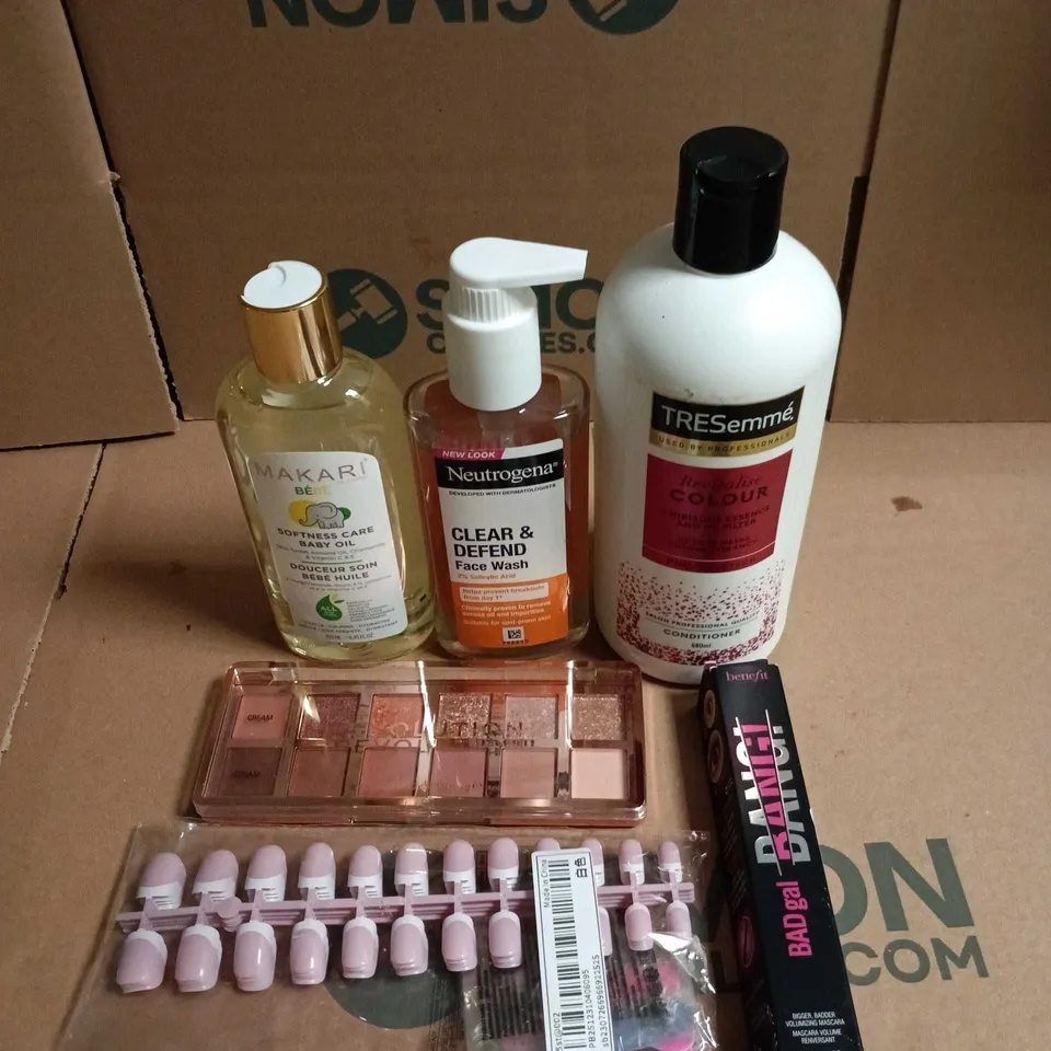 APPROXIMATEY 20 ASSORTED HEALTH AND BEAUTY PRODUCTS TO INCLUDE - TRESEMME COLOUR CONDITIONER - MAKARI BABY OIL AND REVOLUTION EYESHADOW PALETTE