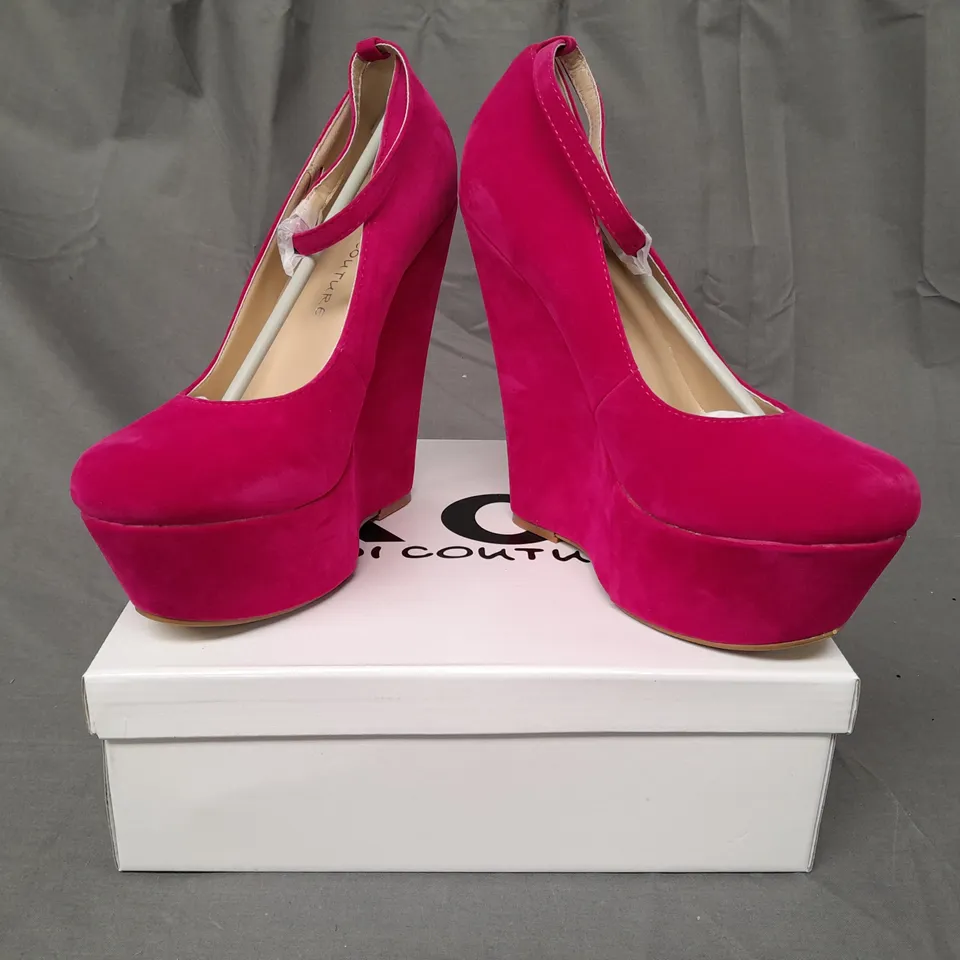 BOXED PAIR OF KOI COUTURE HR5 PLATFORM HIGH WEDGE FAUX SUEDE SHOES IN FUCHSIA SIZE 6