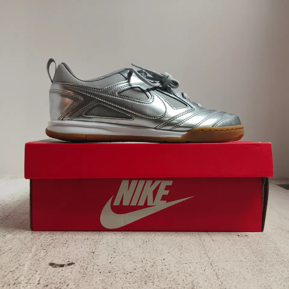 BOXED PAIR OF NIKE GATO LV8 TRAINERS IN SILVER SIZE UK 6