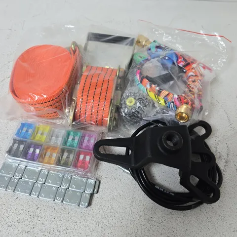 APPROXIMATELY 8 ASSORTED VEHICLE PARTS & ACCESSORIES TO INCLUDE RATCHET STRAPS, FOAM GUN, ETC - COLLECTION ONLY