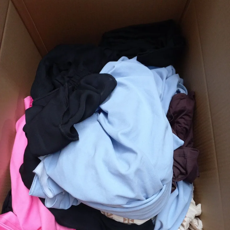 BOX OF APPROXIMATELY 25 ASSORTED CLOTHING ITEMS OF VARIOUS SIZES AND STYLES TO INCLUDE JULIPA ETC