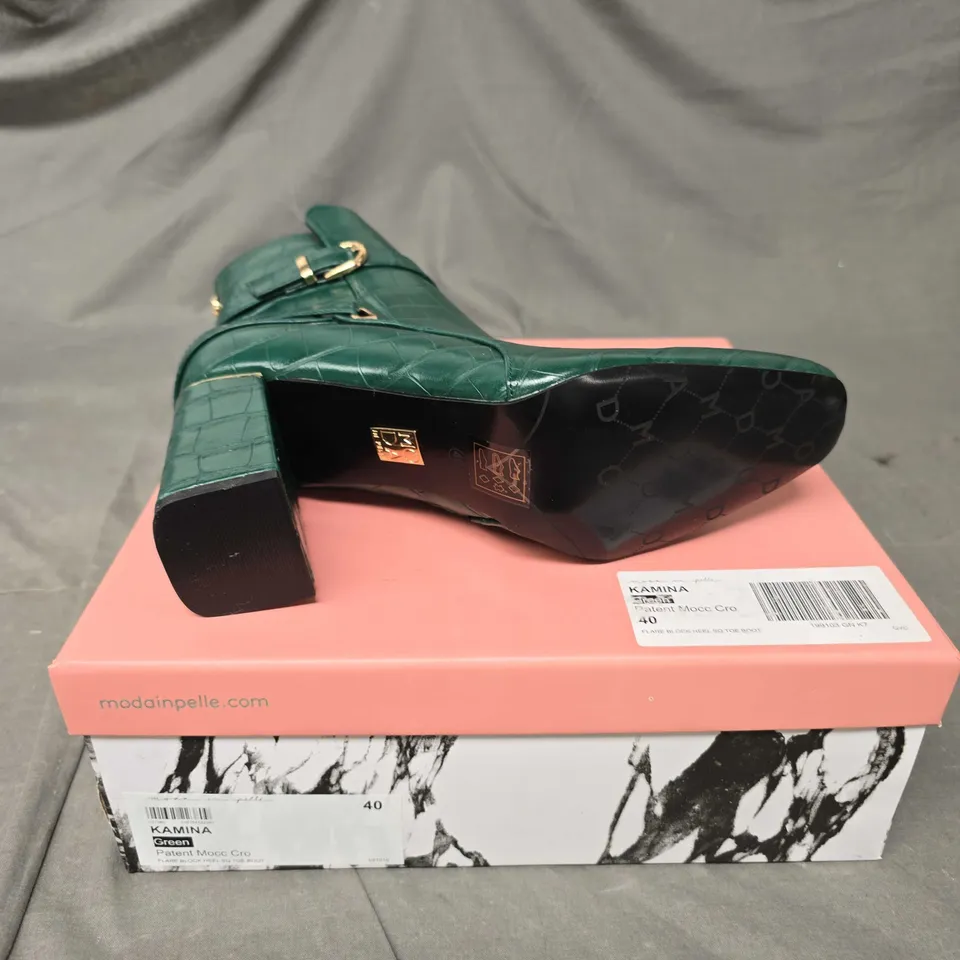BOXED PAIR OF MODA IN PELLE KAMINA BLOCK HEEL TOE BOOTS IN GREEN - 7