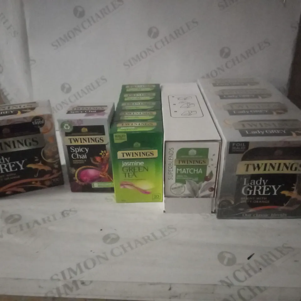 GROUP OF APPROX 17 ASSORTED TWININGS TEA ITEMS TO INCLUDE MATCHA, LADY GREY, MANGO & LYCHEE AND SPICY CHAI