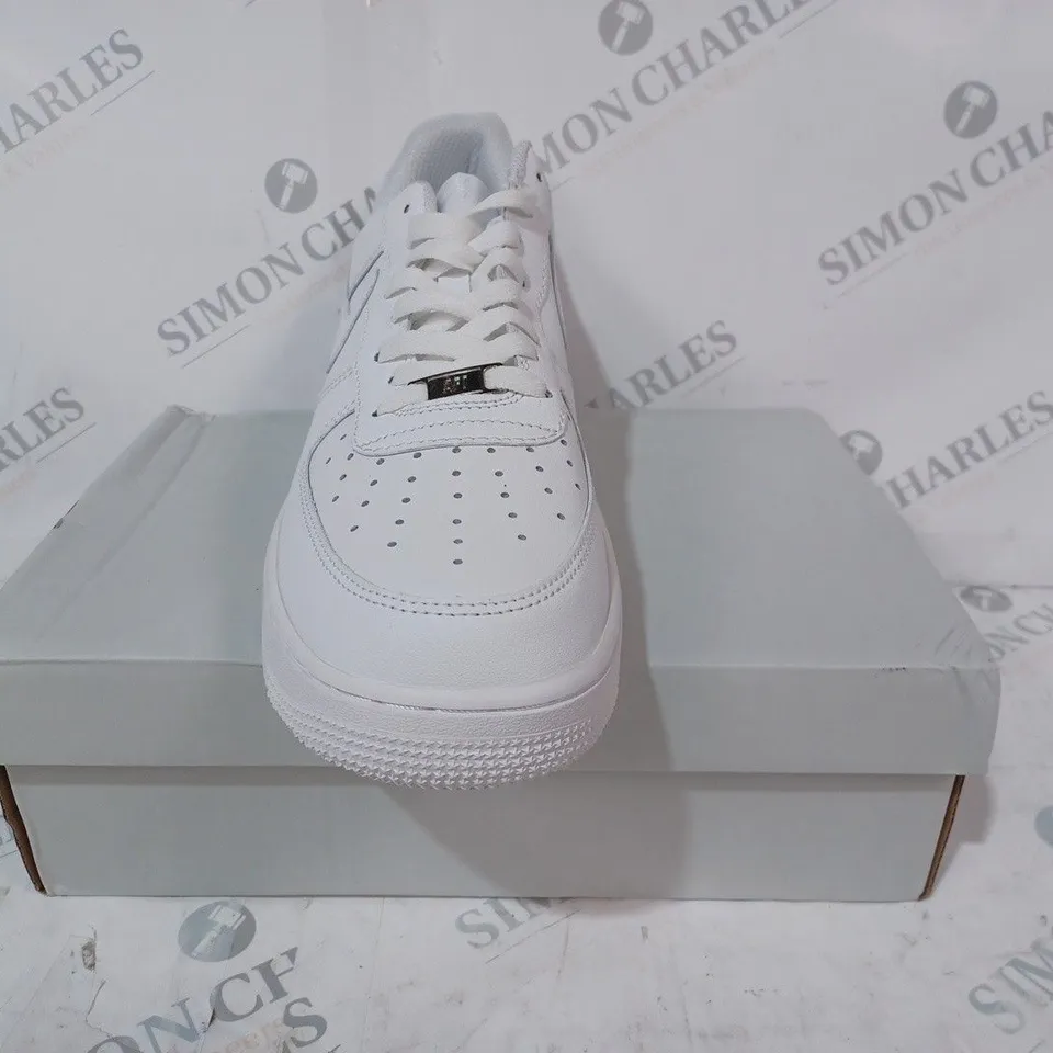 BOXED PAIR OF NIKE AIR FORCE 1 '07 SHOES IN WHITE UK SIZE 10