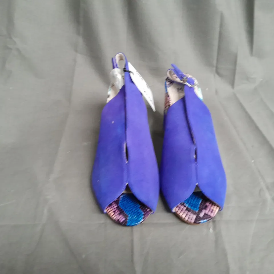 PAIR OF MODA IN PELLE BLOCK HEEL SANDALS SIZE 41