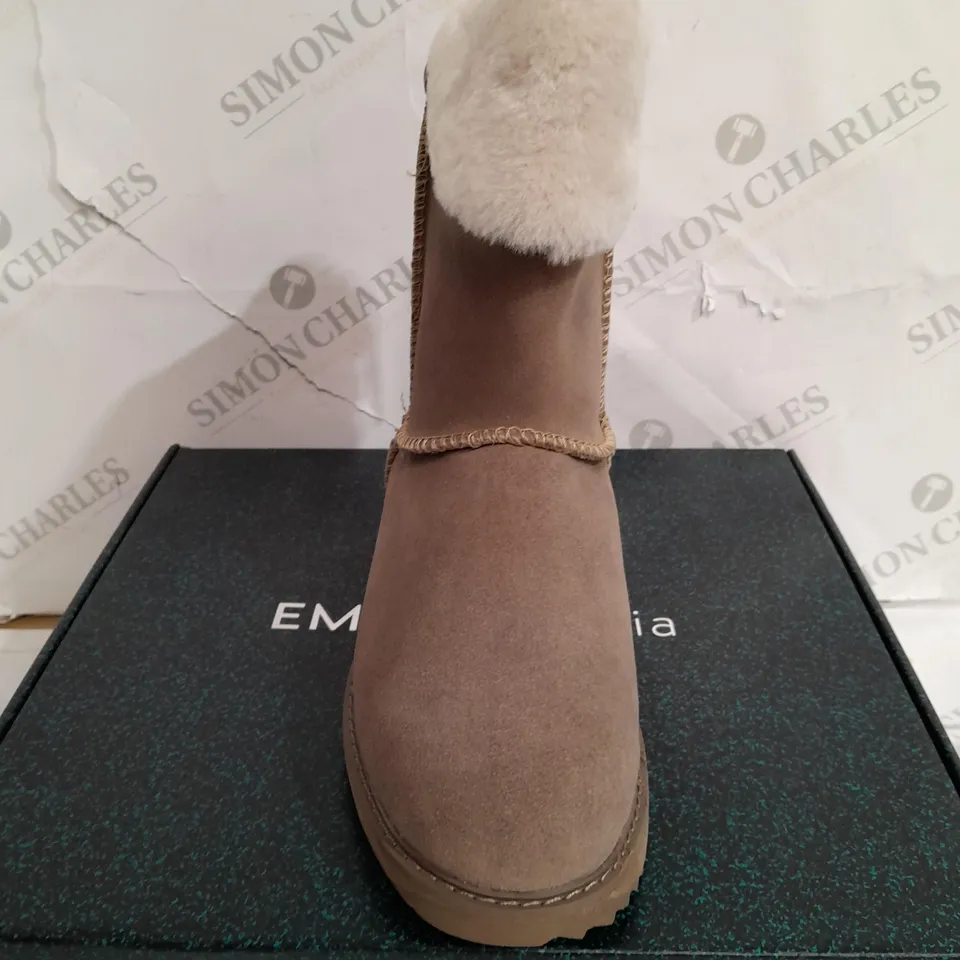 BOXED PAIR OF EMU AUSTRALIA BIRDWOOD WATERPROOF SHEEPSKIN BOOTS IN MUSHROOM UK SIZE 7