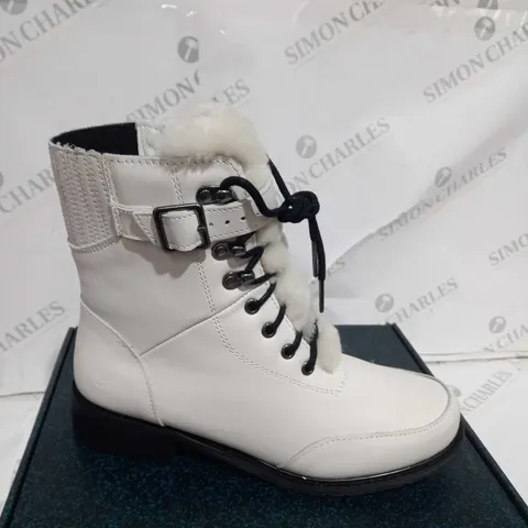 EMU AUSTRALIA WALDRON LEATHER - COCONUT SIZE 7 - BOXED