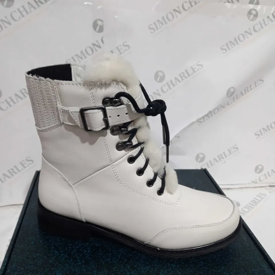 EMU AUSTRALIA WALDRON LEATHER - COCONUT SIZE 7 - BOXED 