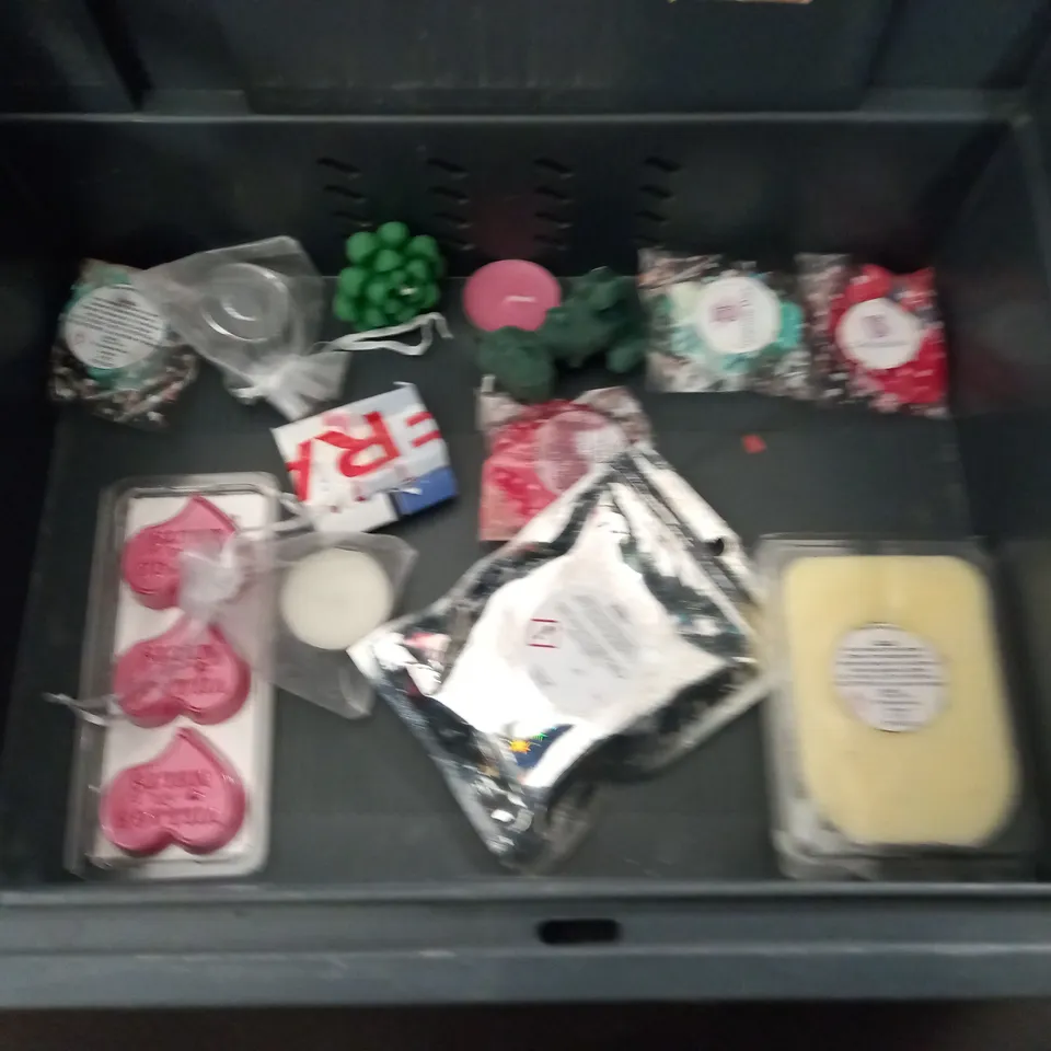 LOT OF ASSORTED WAX MELTS IN VARIOUS FRAGRENCES