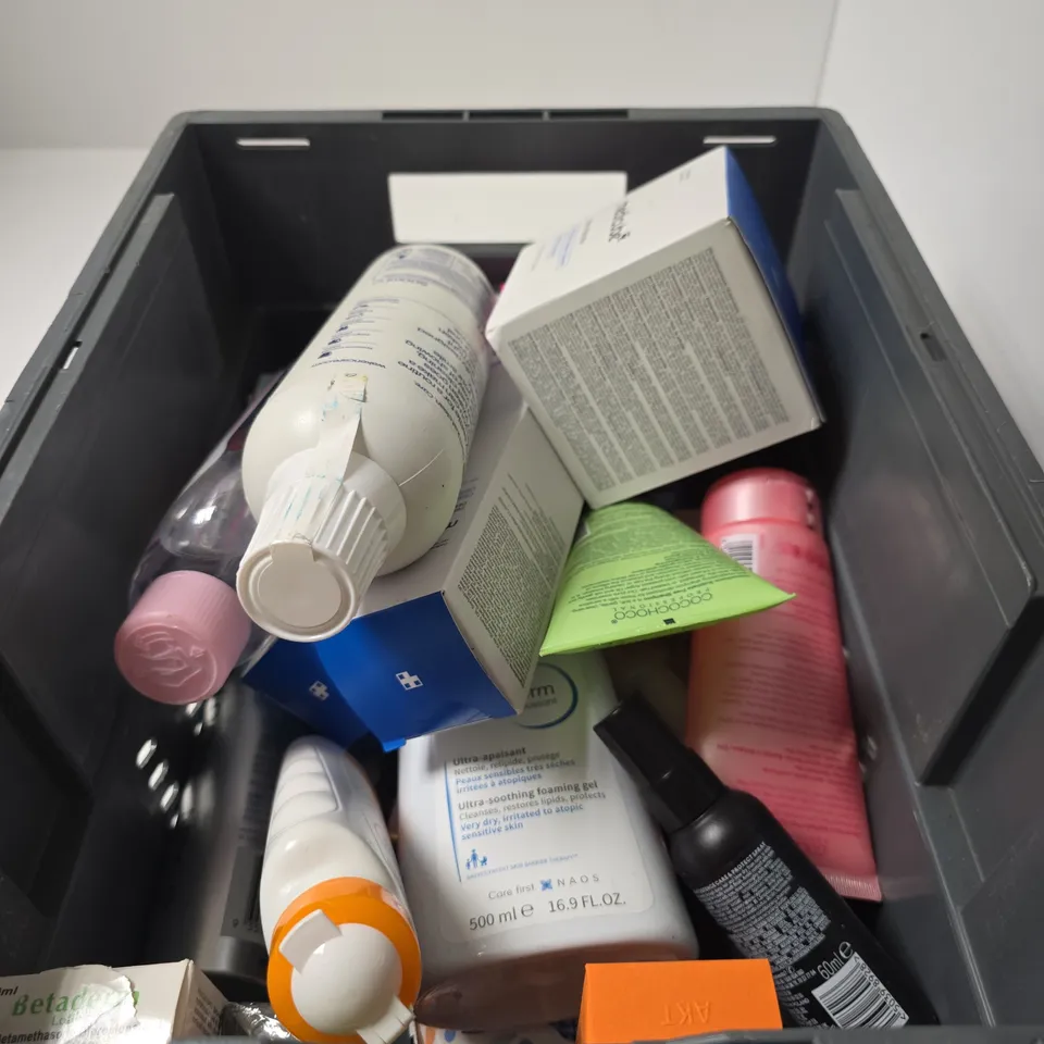 APPROXIMATELY 18 ASSORTED COSMETIC ITEMS INCLUDING GARNIER AMBRE SOLAIRE SUNCREAM , TRESEMME HEAT DEFENCE HAIR SPRAY AND WAKEN WHITENING MOUTHWASH 