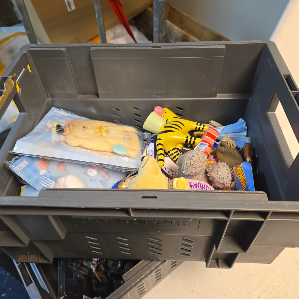 LARGE QUANTITY OF TOYS AND ACCESSORIES TO INCLUDE; DELI SCIENTIFIC CALCULATOR, COTTON TRUST PEG DOLL, MICHELIN SPIRIT OF THE RACE KEYRING, TRUTH OR DRINK AND DOMINOES