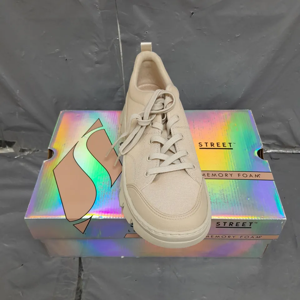 BOXED PAIR OF SKECHERS STREET MEMORY FOAM TRAINERS IN OFF WHITE SIZE 6