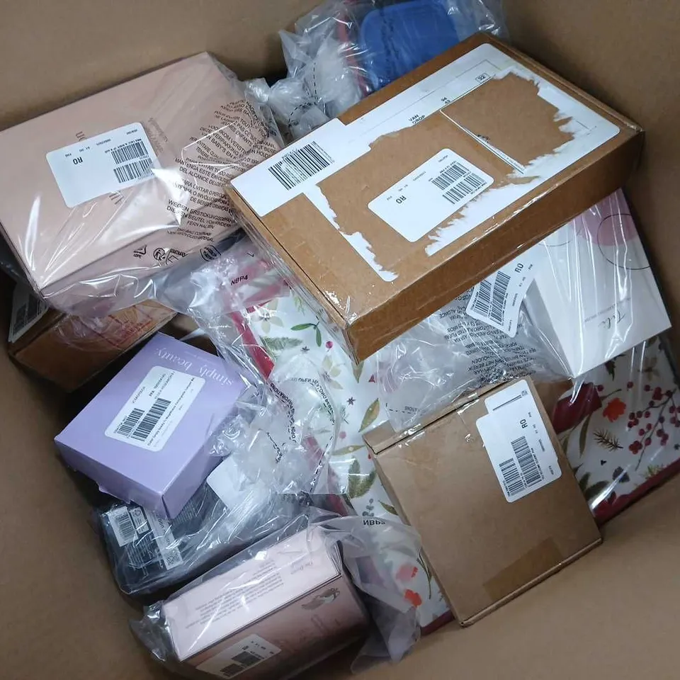 APPROXIMATELY 25 ASSORTED HOUSEHOLD PRODUCTS TO INCLUDE COMPACT MIRROR, RASP CALLUS REMOVER, CHRISTMAS STORAGE SET, ETC - COLLECTION ONLY