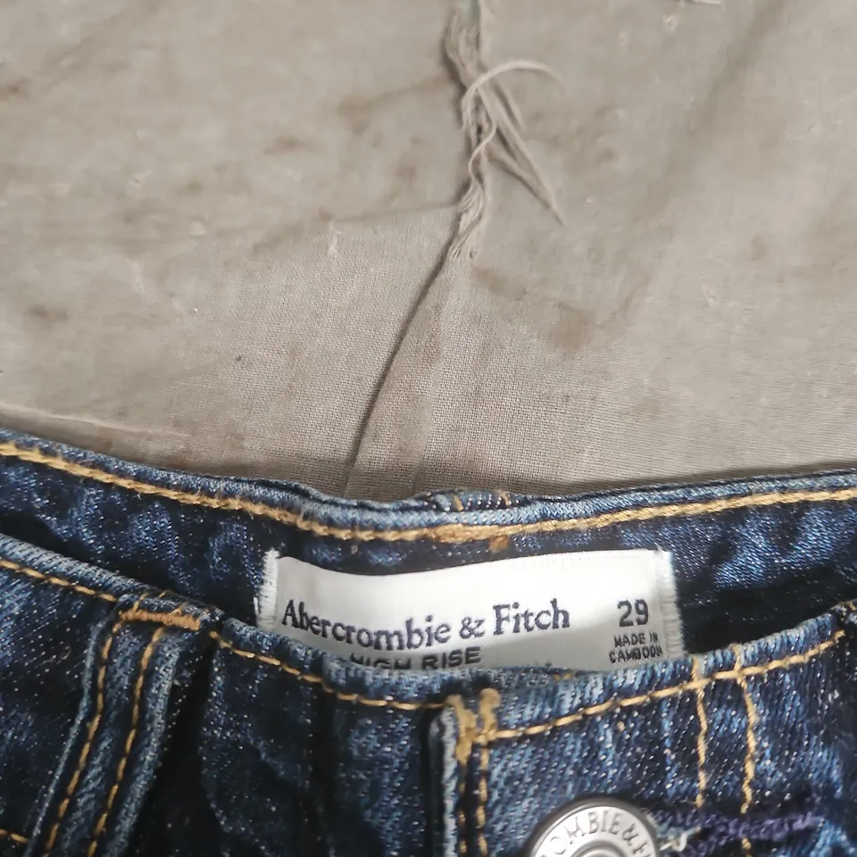 ABERCROMBIE & FITCH HIGH RISE LINEN-BLEND DENIM SHORTS – UK 29" (US 29)