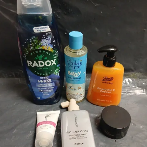 APPROXIMATELY 10 ASSORTED HEALTH & BEAUTY PRODUCTS TO INCLUDE RADOX SHOWER GEL, CHILD'S FARM BUBBLE BATH, SMOOTHING SPRAY ETC