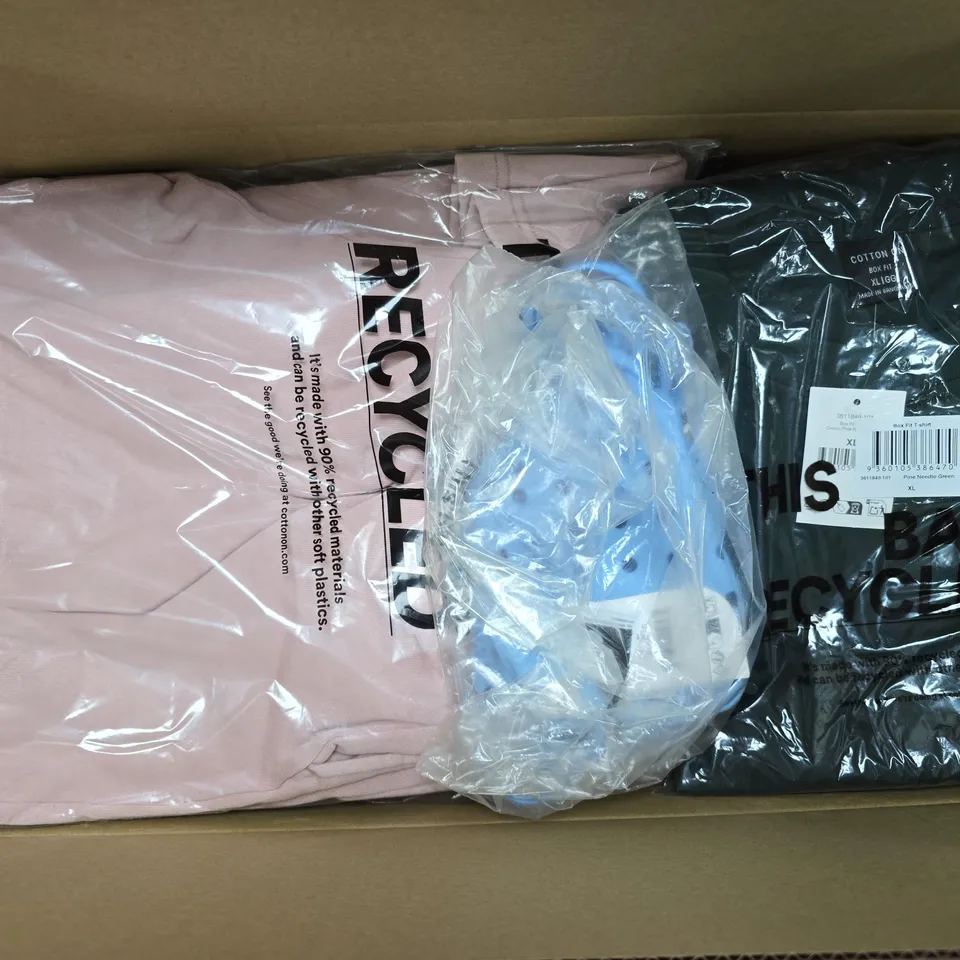 APPROXIMATELY 12 ASSORTED CLOTHING ITEMS IN VARIOUS SIZES, COLOURS & STYLES TO INCLUDE BAGGY WORKER SHORTS, BOX FIT T-SHIRT, WIDE LEG SWEATPANTS, ETC