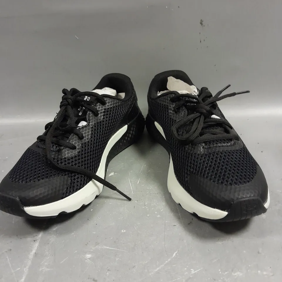 PAIR OF UNDER ARMOUR BLACK TRAINERS - 5.5