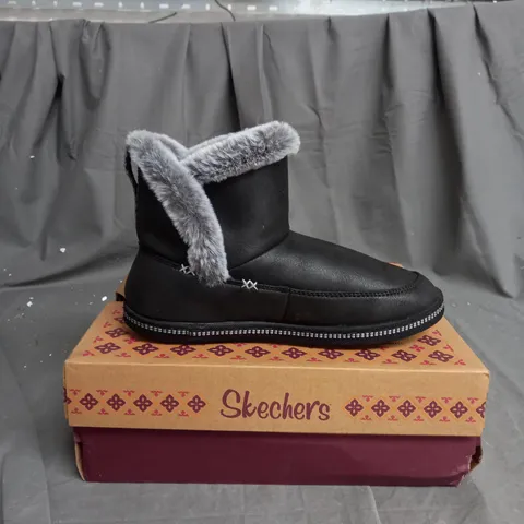 BOXED PAIR OF SKECHERS COZY CAMPFIRE SLIPPER BOOTS IN BLACK SIZE 4