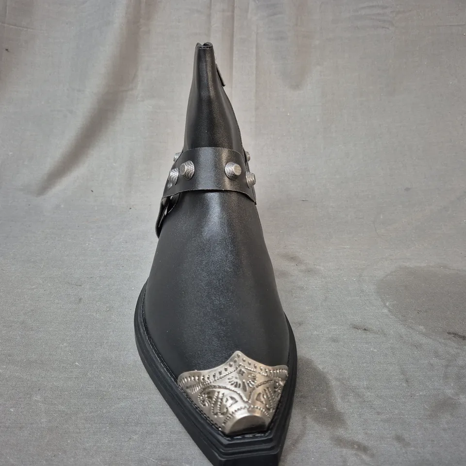 BOXED PAIR OF KOI SOULRENDER MEN'S HARDWARE COWBOY BOOTS IN BLACK/ANTIQUE SILVER SIZE 11