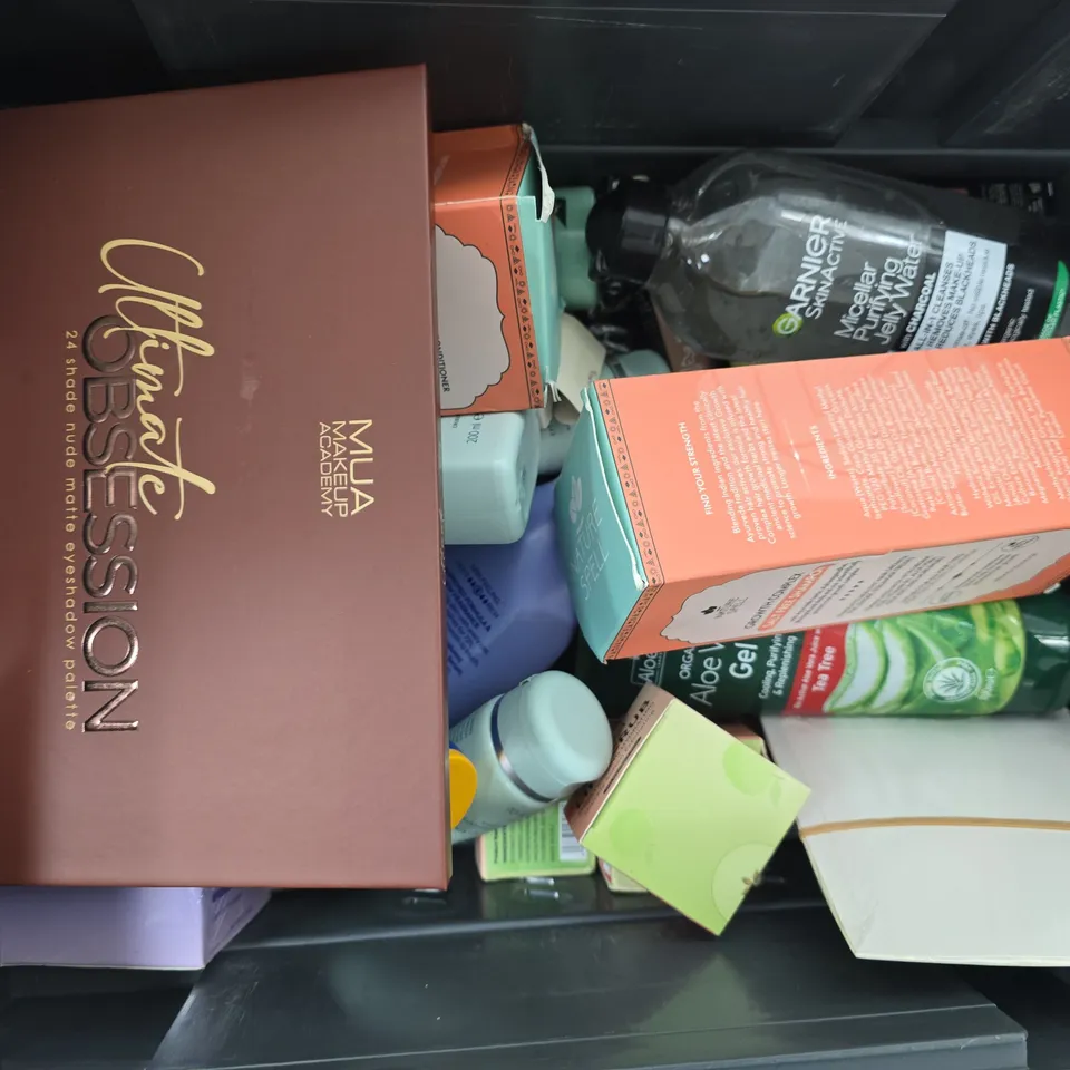 APPROXIMATELY 15 ASSORTED HEALTH & BEAUTY PRODUCTS TO INCLUDE LIZ EARLE SKIN TONIC, LIP SCRUB, NATURE SPELL SALT FREE SHAMPOO, ETC - COLLECTION ONLY