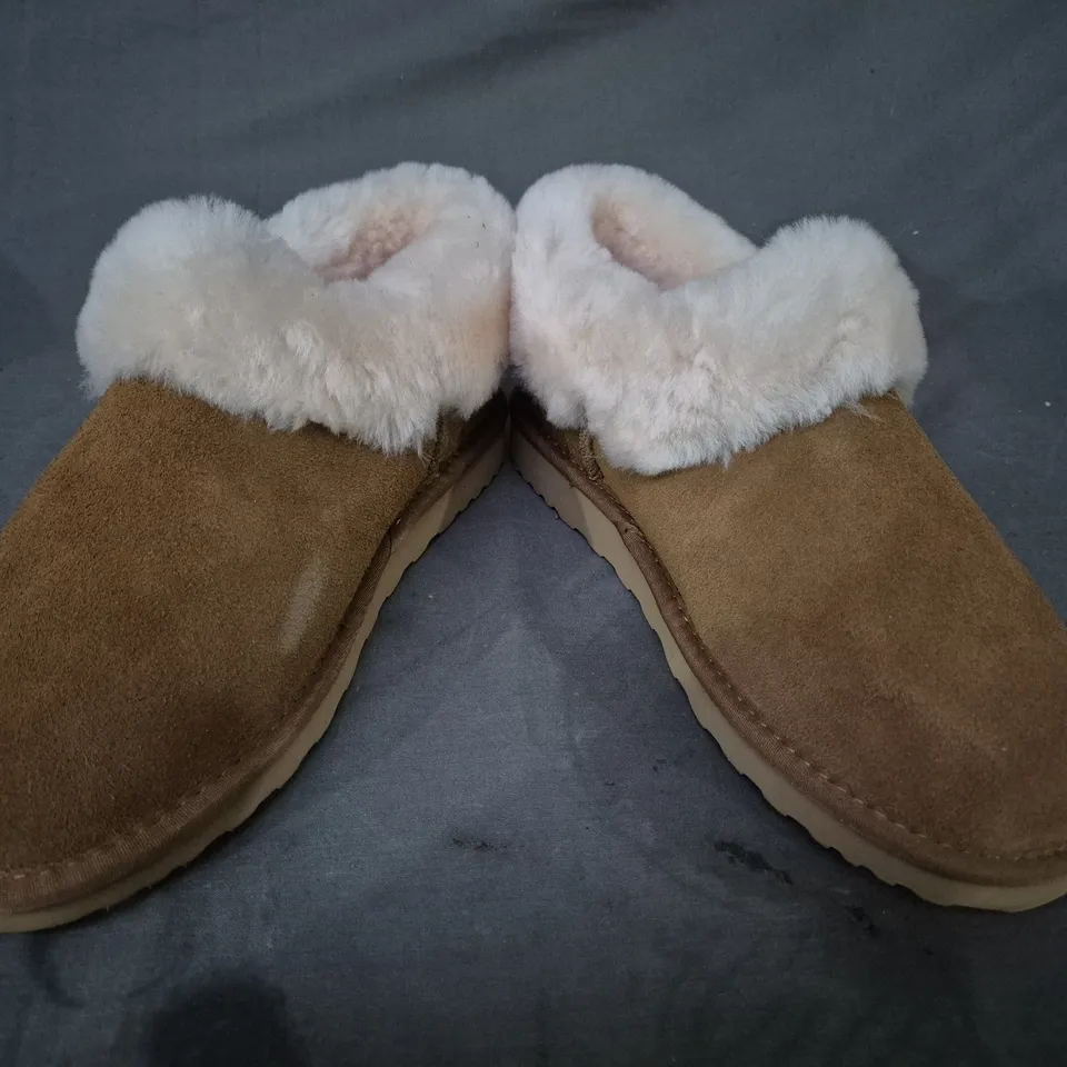 BOXED PAIR OF AUS WOOLI SLIPPERS IN CHESTNUT UK SIZE 8