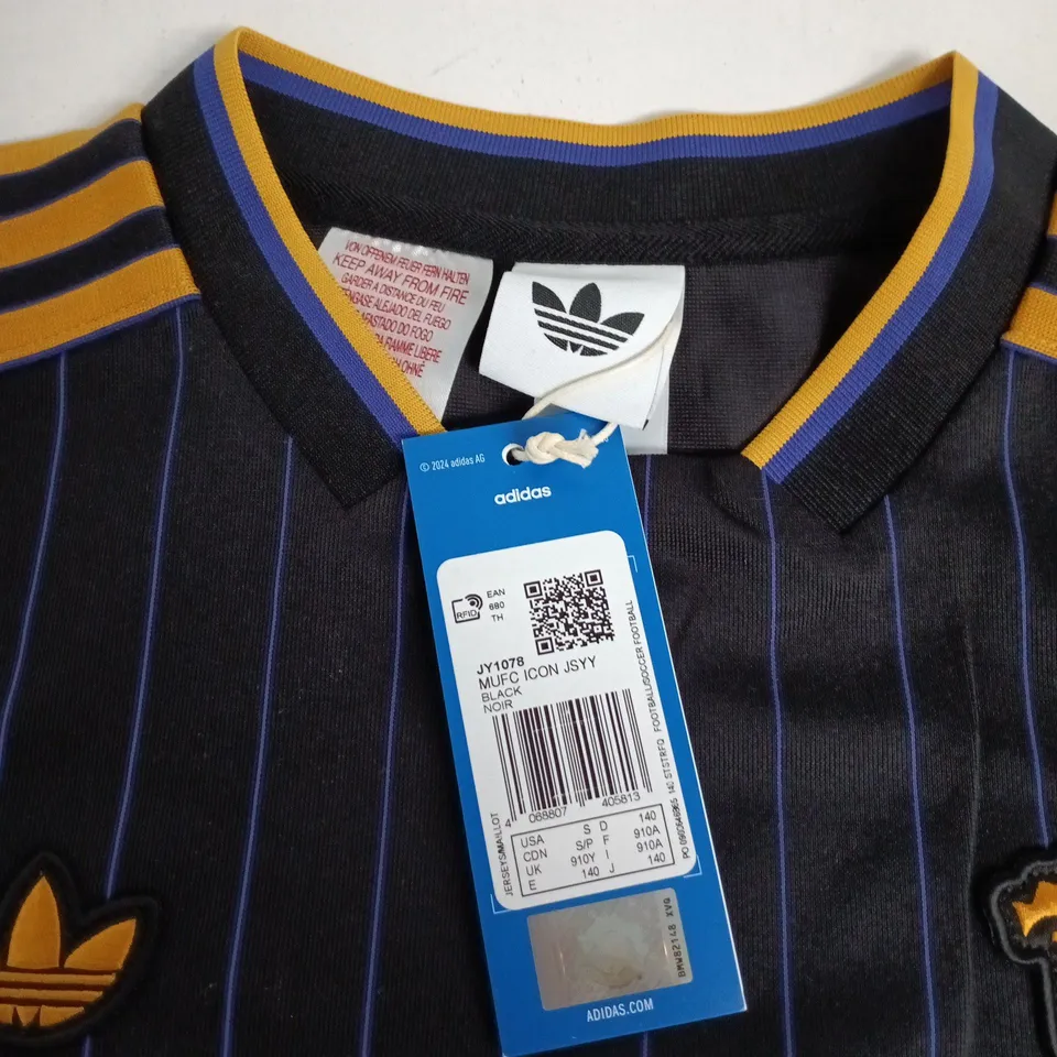 ADIDAS MUFC ICON YOUTH FOOTBALL JERSEY – NAVY WITH ORANGE STRIPES, UK 14
