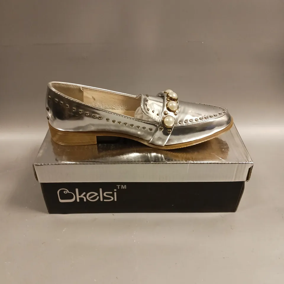 BOXED PAIR OF BKELSI DL86 SLIPS ON SHOES IN SILVER - 4