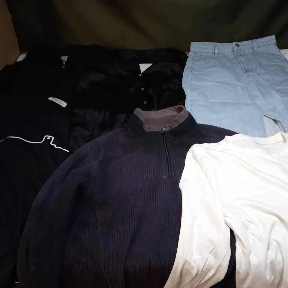 LARGE QUANTITY OF CLOTHING ITEMS TO INCLUDE DRESSES, SWEATERS, JEANS, T-SHIRTS, ETC