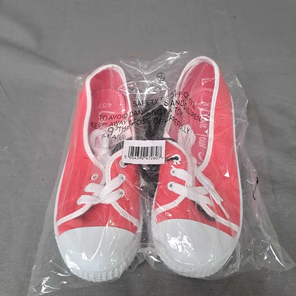 BOX OF APPROX 12 PAIRS OF LOW LACE UP SHOES IN CORAL - SIZE 4