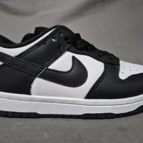 BOXED PAIR OF NIKE KID'S DUNK LOW SHOES IN BLACK/WHITE UK SIZE 11.5