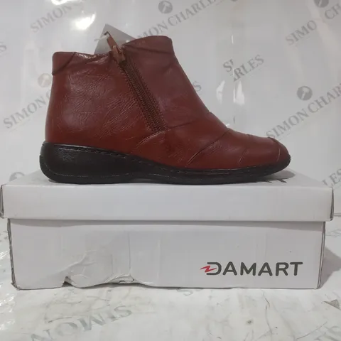 BOXED PAIR OF DAMART DOUBLE WIDTH CUSHION AIR BOOTS IN NUTMEG SIZE 3