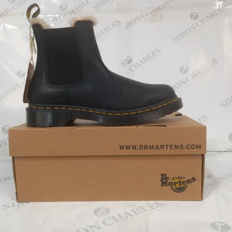 BOXED PAIR OF DR MARTENS 2976 LEONORE ANKLE BOOTS IN BLACK UK SIZE 6