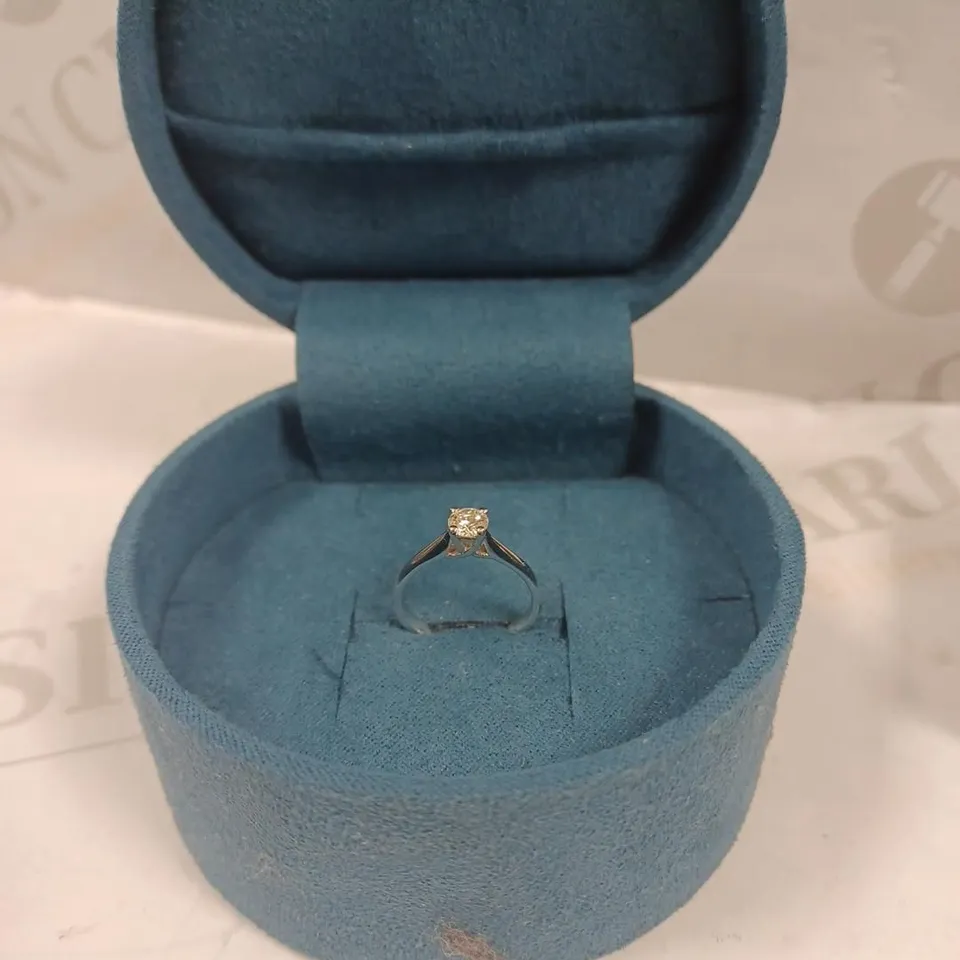 QUENA SILVER RING WITH STONE