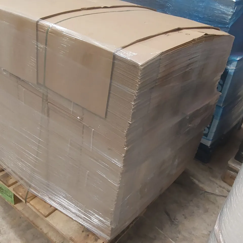 PALLET CONTAINING A VERY LARGE QUANTITY OF CARDBOARD BOXES