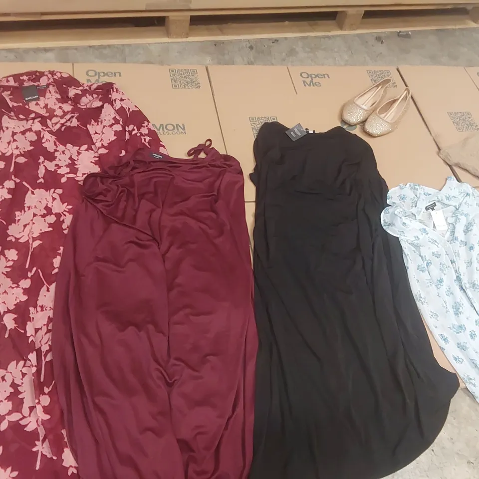 PALLET CONTAINING APPROXIMATELY 475x BRAND NEW ASSORTED DESIGNER CLOTHING ITEMS INCLUDING: JD WILLIAMS SHOES, TOPS, DRESSES ECT