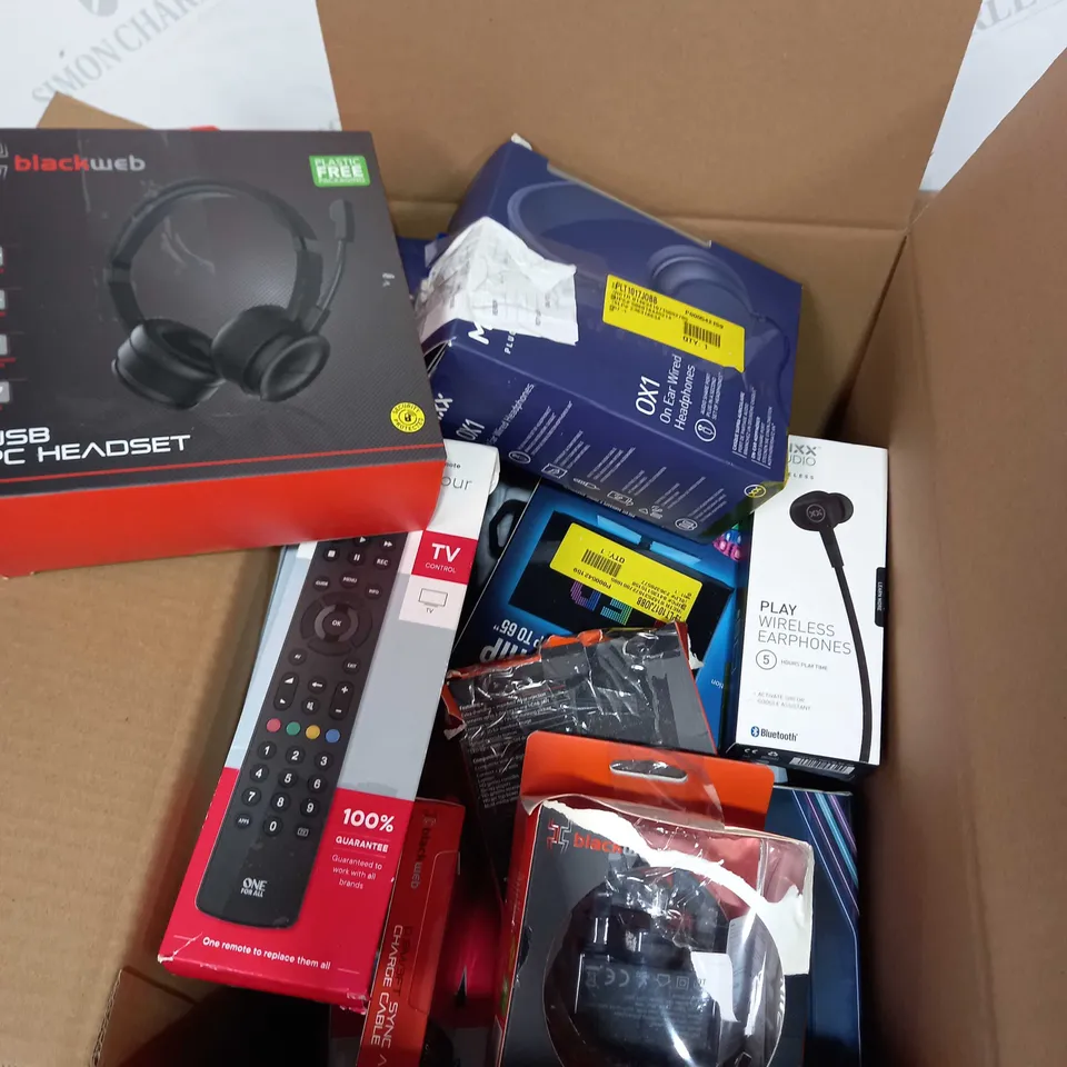 LOT OF APPROX. 15 ITEMS INCLUDING HEADPHONES, USB CABLES, LED STRIPS