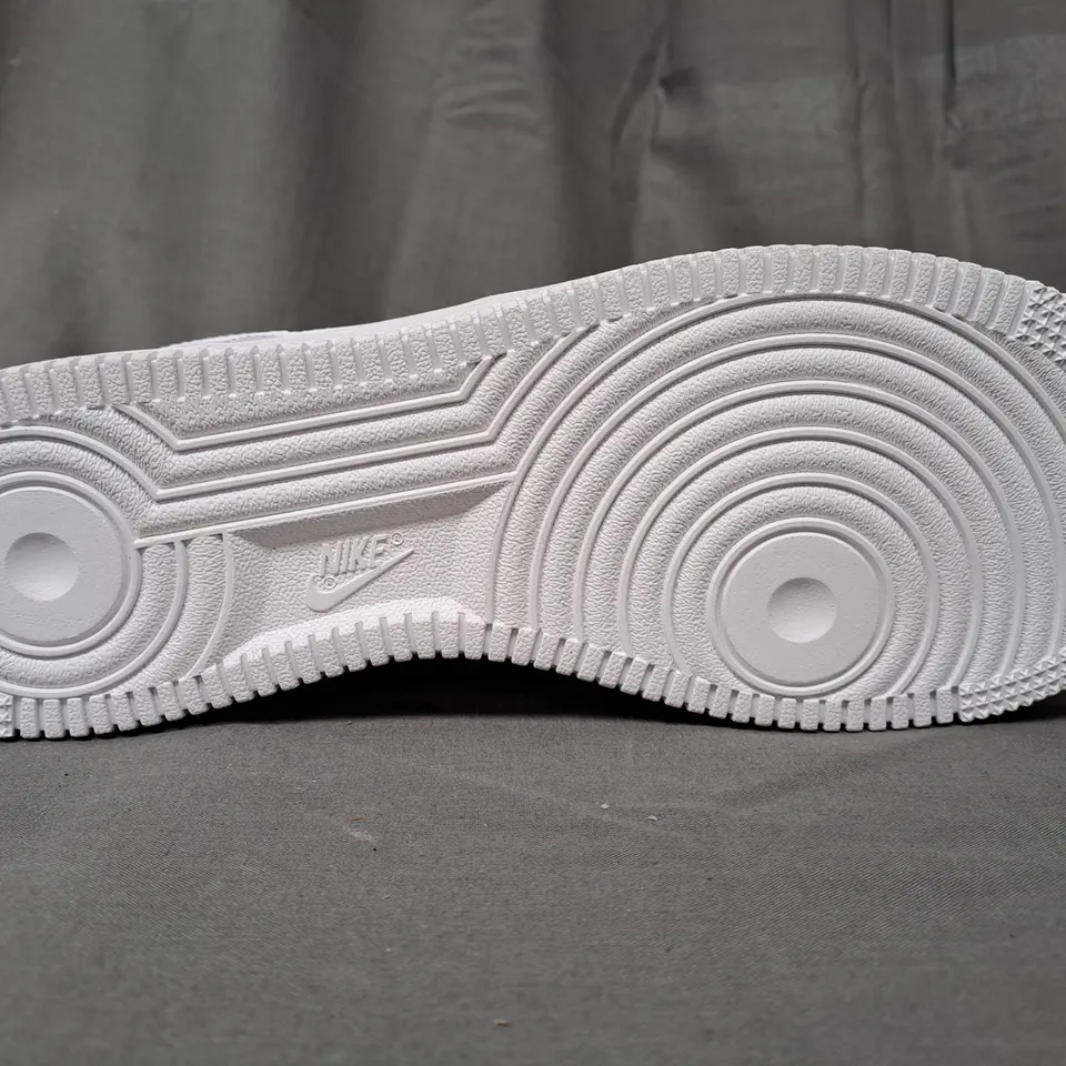 PAIR OF NIKE AIR FORCE 1 SHOES IN WHITE UK SIZE 6.5