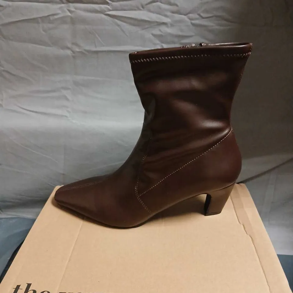 THE COLLECTION BROWN LEATHER ANKLE BOOTS – UK 6