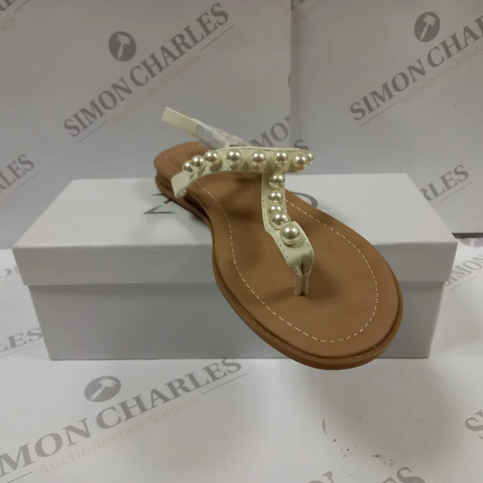 BOXED PAIR OF QUIZ FLAT SANDALS UK SIZE 6.5