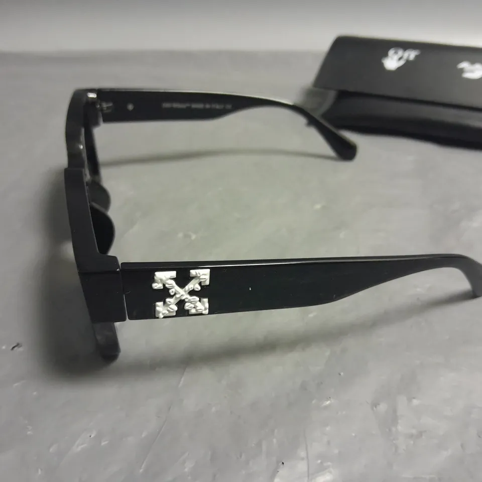 OFF WHITE GLASSES IN CASE