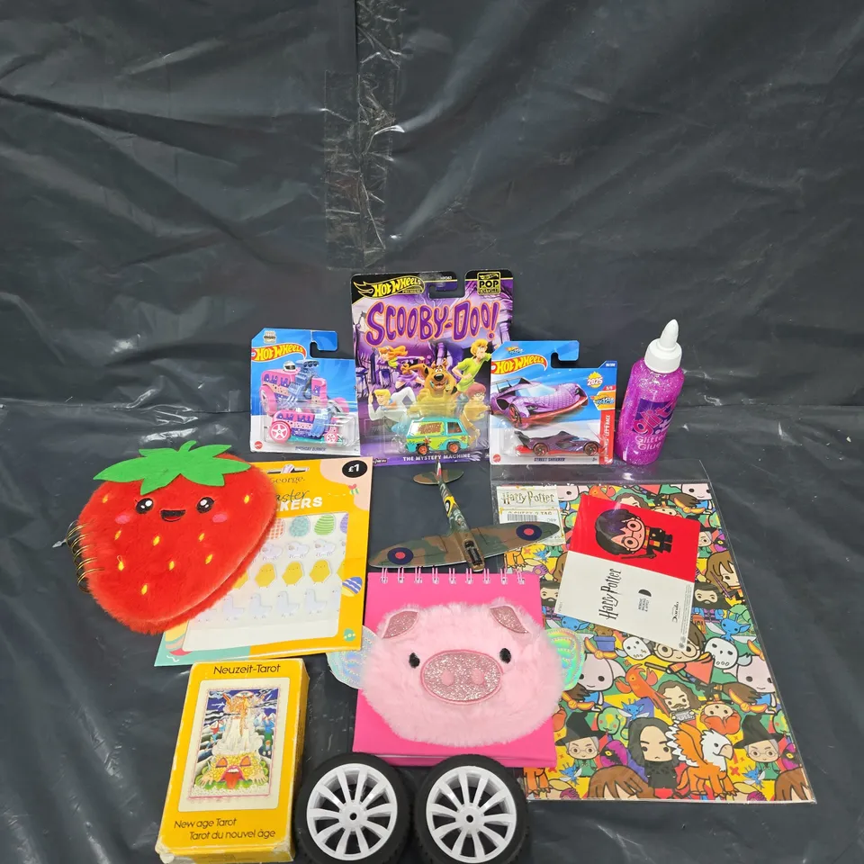 APPROXIMATELY 15 ASSORTED TOYS & GAMES TO INCLUDE TEDDIES, HOT WHEELS AND TAROT CARDS