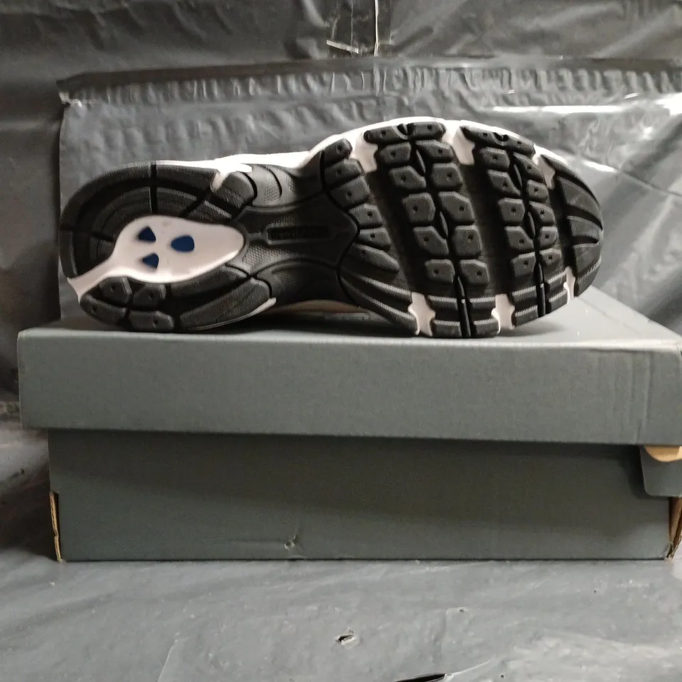 BOXED PAIR OF NEW BALANCE 530 TRAINERS IN CREAM SIZE UK 4.5