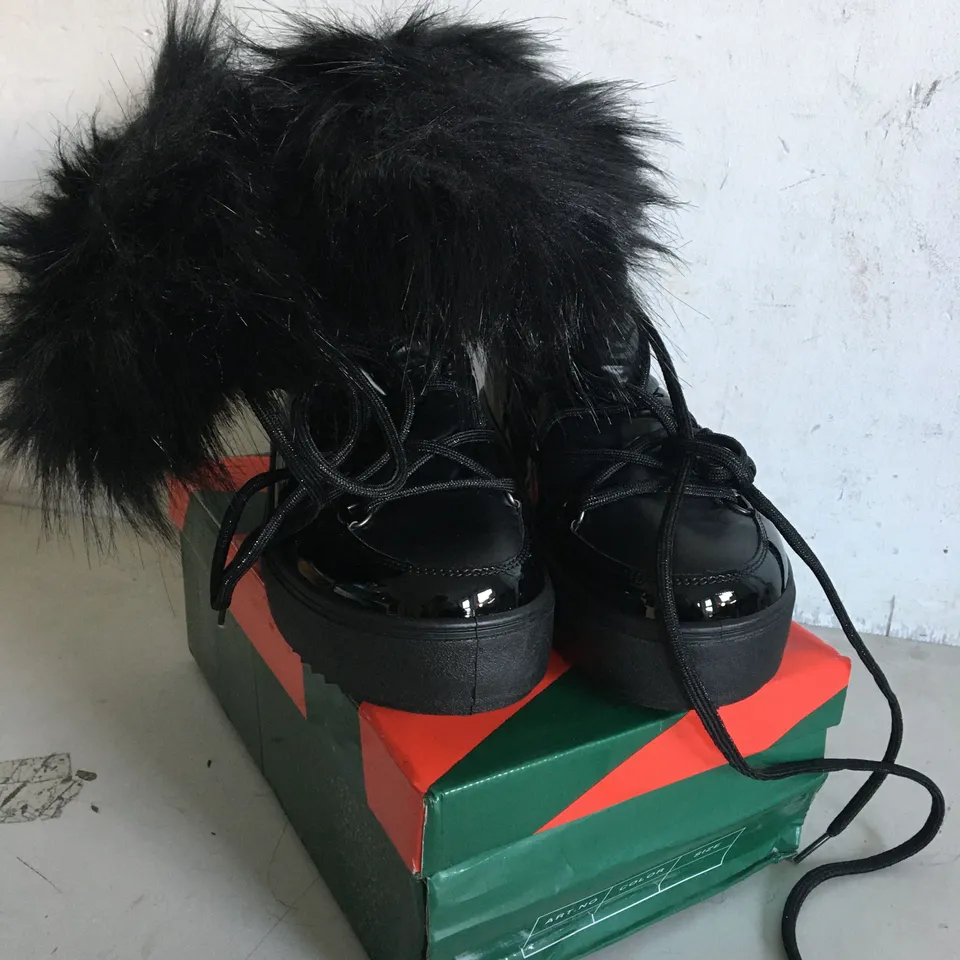 BOXED PAIR OF SIZE 39 MSMG BLACK FOOTWEAR